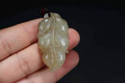 上海都达杂项专场103【全场包邮】  天然和田玉青花籽精雕《金枝玉叶》挂件 附鉴定证书66-142