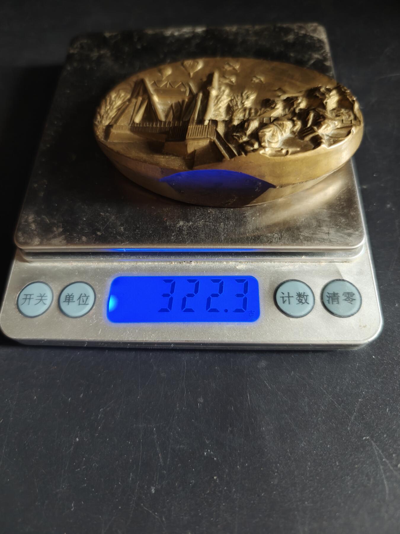 老王徽章第191期 法国诺曼底登陆纪念委员会异形大铜章     高浮雕     正面描绘了英国王牌第6空降师夺取飞马桥，阻止德军装甲部队向滩头阵地增援的场景          尺寸80×58mm      重量322.3g  