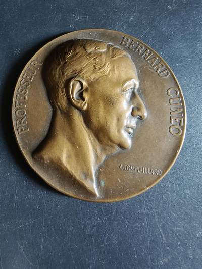 老王徽章第191期 - 法国著名医学教授奥古斯特·马亚尔大铜章     高浮雕     直径68mm    重量140g