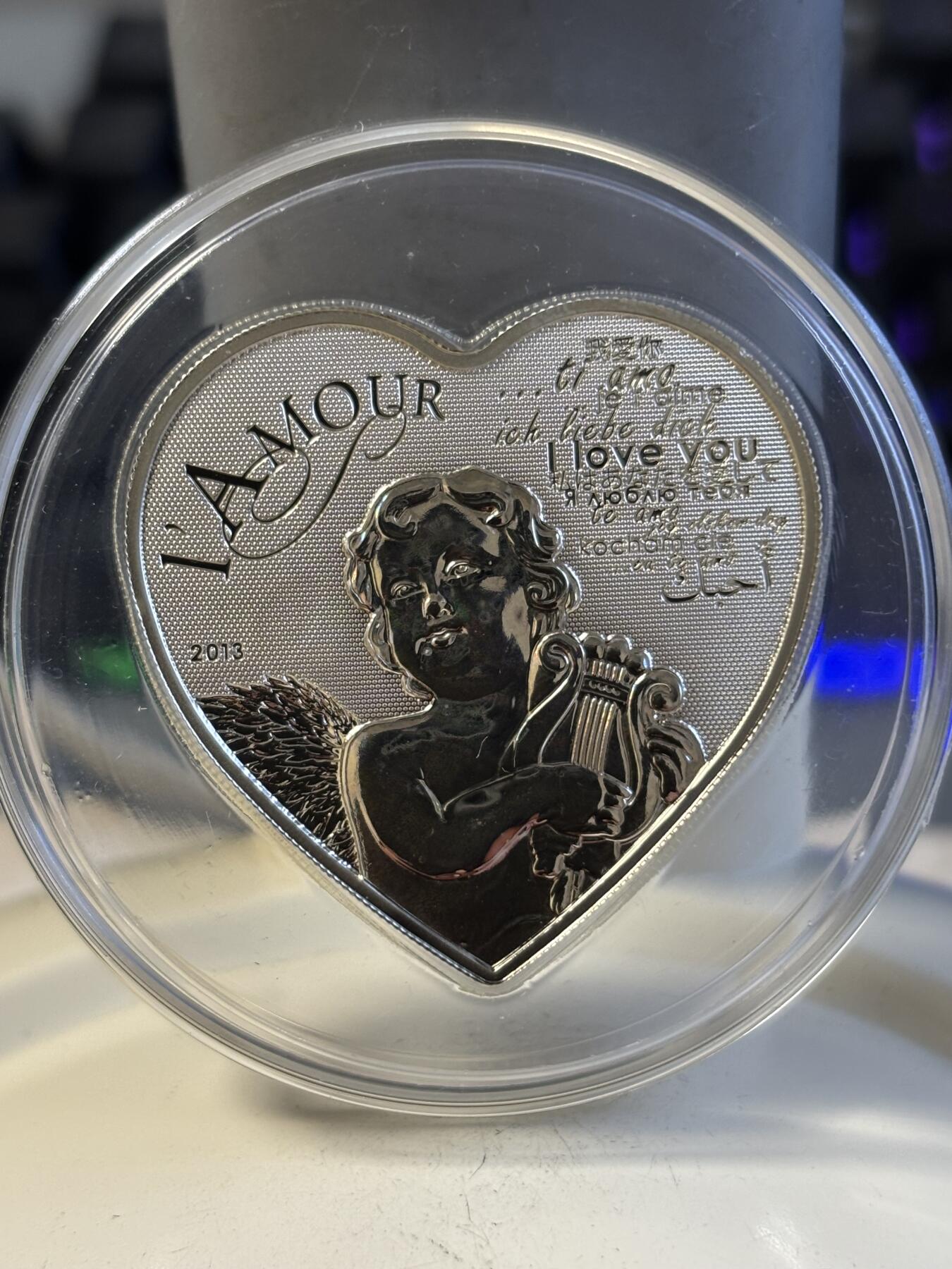 第196期拍卖 喀麦隆2013年天使之爱高浮雕全息幻彩心形纪念银币带证书，925银，发行2500枚