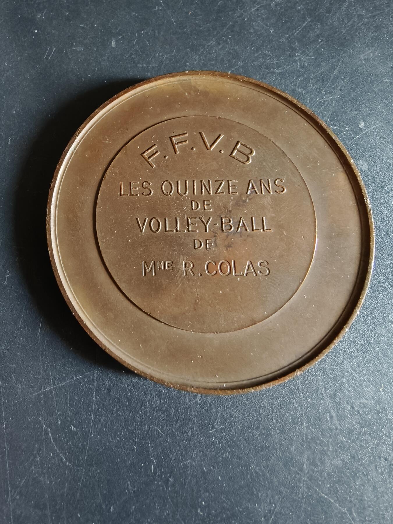 老王徽章第191期 法国排球运动主题大铜章    高浮雕     直径58mm     重量103.1g