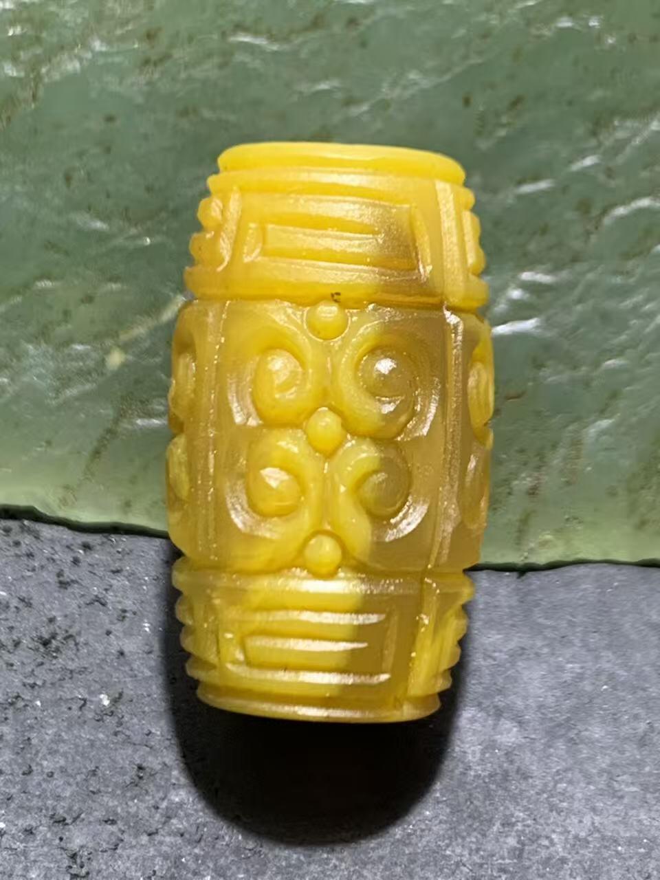 精美高润度冻料鸡油黄战国红玛瑙手工雕刻回纹桶珠一颗，