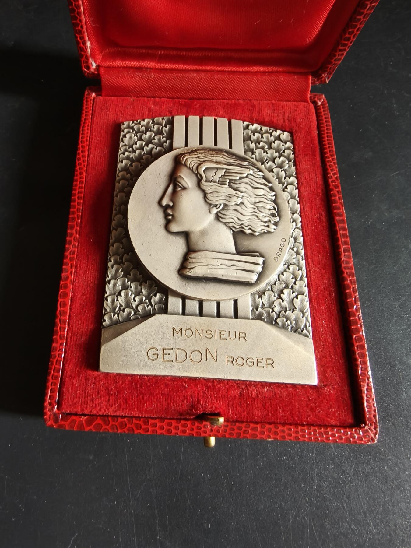 老王徽章第191期 法国1969年乌当世圣马蒂厄集市900周年方形镀银大铜章     原盒     正面为胜利女神形象    乌当市是法国中世纪重要的商贸城镇，圣马蒂厄集市最初是农业、牲畜交易集市，如今已发展为融合民俗、娱乐、商业的综合性节庆       尺寸80×60mm      重量266.6g