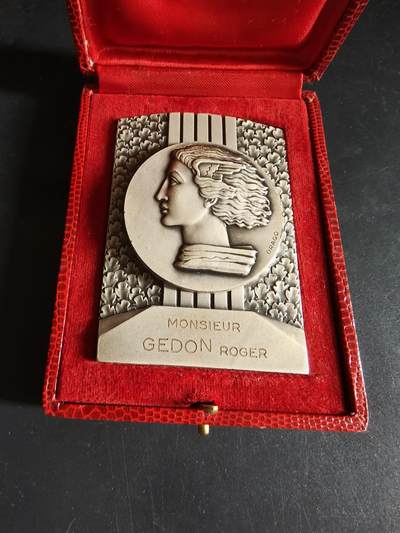 老王徽章第191期 - 法国1969年乌当世圣马蒂厄集市900周年方形镀银大铜章     原盒     正面为胜利女神形象    乌当市是法国中世纪重要的商贸城镇，圣马蒂厄集市最初是农业、牲畜交易集市，如今已发展为融合民俗、娱乐、商业的综合性节庆       尺寸80×60mm      重量266.6g