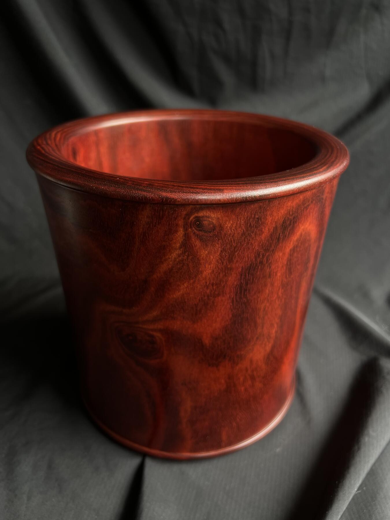 零元拍：精工非洲小叶紫檀（非印度小叶紫檀） 大号笔筒，满纹带水波带瘤子。差不多有七斤左右，精工打磨，花纹漂亮。16.8/16.5/15.5/壁厚约1.7CM。