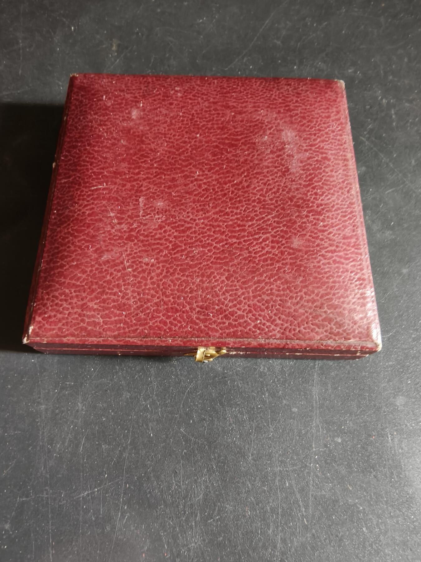 老王徽章第191期 法国航空英雄让·威尔莫茨大铜章     原盒      -他是法国航空邮政的核心飞行员，开辟了多条跨大西洋、跨非洲的传奇航线，是人类商业航空的先驱，并且于1930年完成人类历史上首次跨南大西洋不间断飞行，创造了航空史上的里程碑      背面为胜利女神      装饰风格名作       直径60mm     重量124.8g