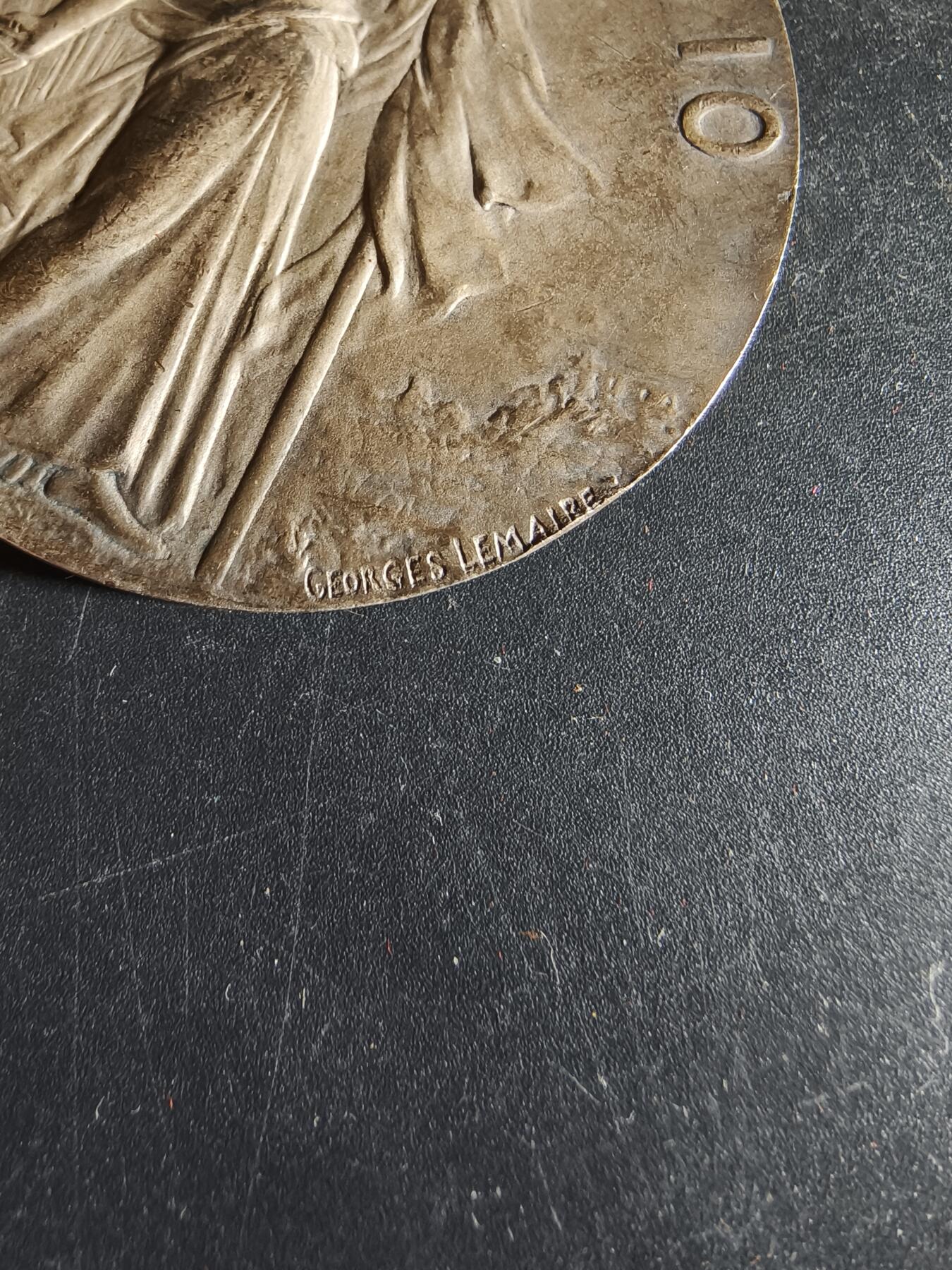 老王徽章第191期 法国劳动主题镀银大铜章       原盒     大师乔治·勒梅尔作品      新古典主义风格胜利女神        直径50mm     重量54.2g