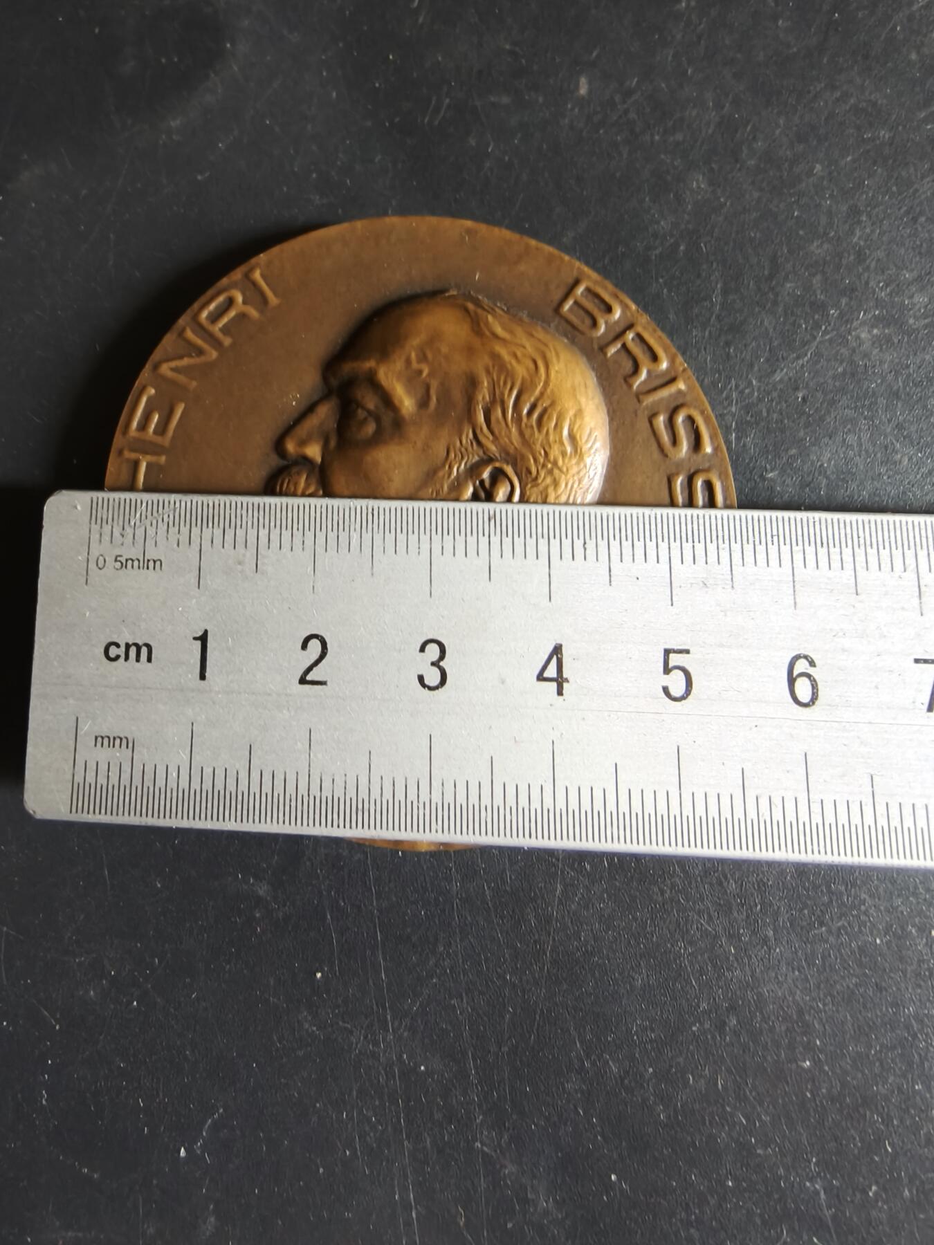 老王徽章第191期 法国1908年国民议会议长亨利·布里松第15次连任大铜章     原盒高浮雕       亨利·布里松是法国第三共和国传奇政治家、共和派领袖，法国近代史上任期最长的国民议会议长，曾任法国总理（1898年），是德雷福斯事件中正义的坚定捍卫者        背面为花环玛丽安娜与国民议会所在地波旁宫         直径56mm      重量86.6g