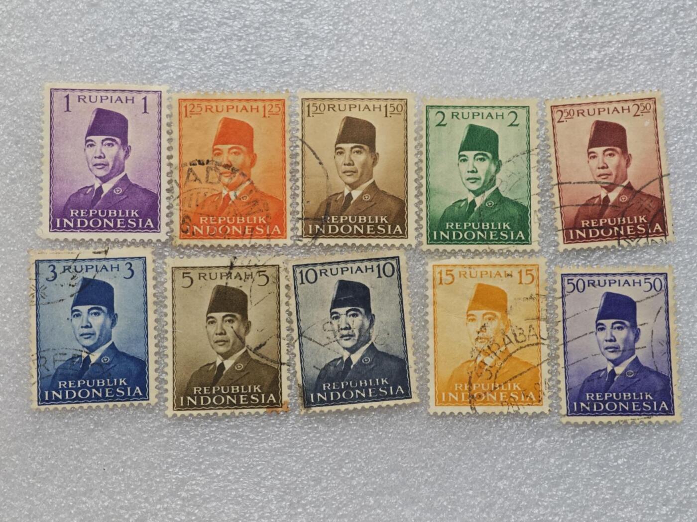  【淘币小摊】限时拍第八百九十一拍  外国老邮票 印花税票 火花纸品场    每周一统一发货 印尼1951年苏加诺总统头像邮票10枚