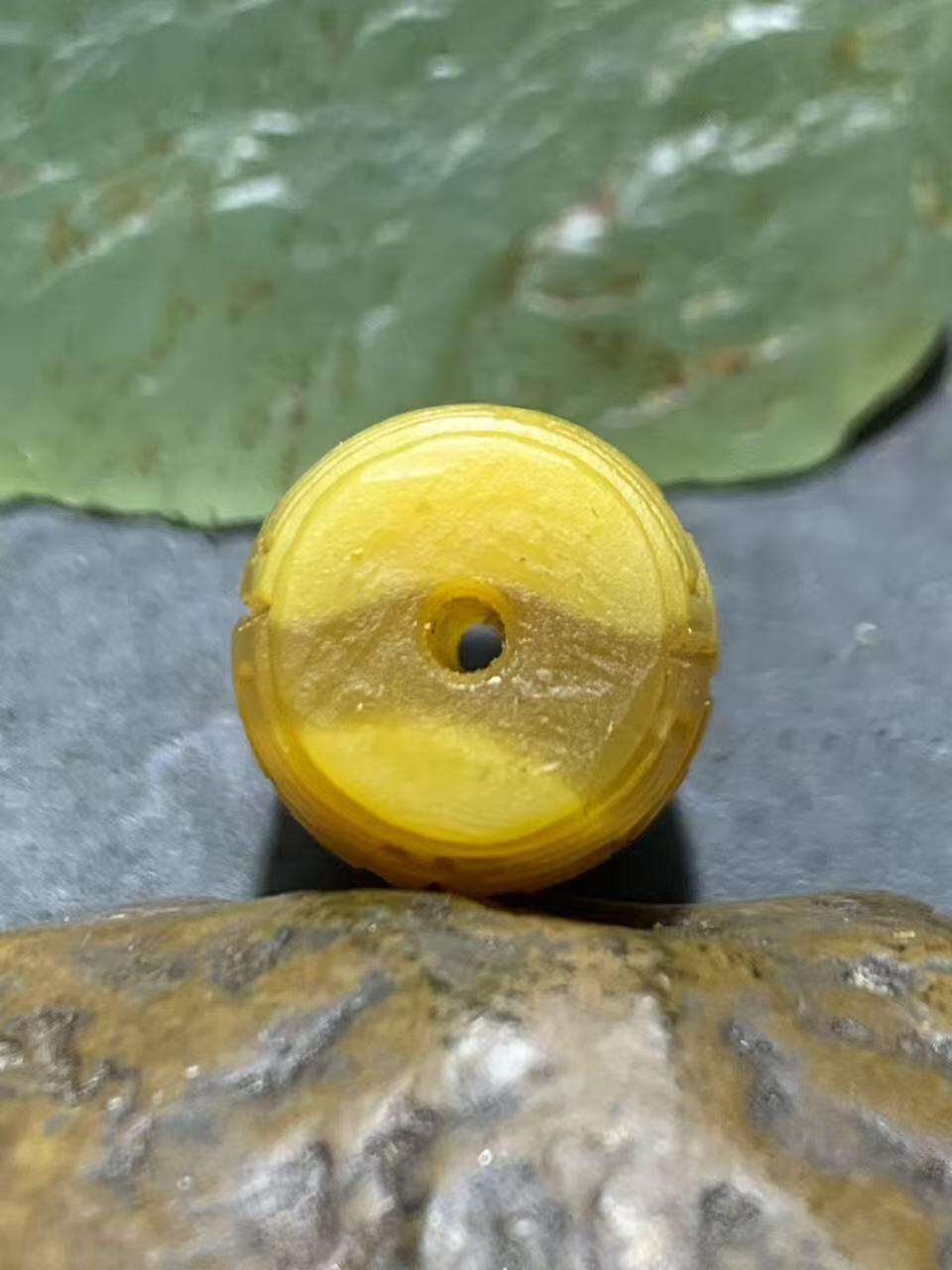 精美高润度冻料鸡油黄战国红玛瑙手工雕刻回纹桶珠一颗，