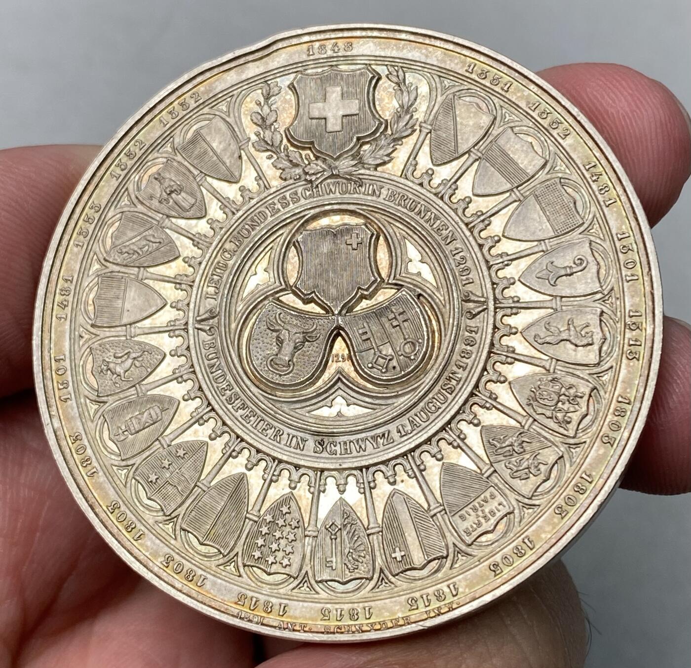万国钱币拍卖第064期 1848年瑞士联邦成立600周年纪念大银章 瑞士名誉章牌 瑞士女神向“老三家”献上祝福 背面是所有加入联邦的盾徽 厚重大规格精美之至 44.8g 50mm