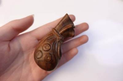 上海都达杂项专场六十六【全场包邮】 - 绿檀木精雕《钱袋》手把件68-335