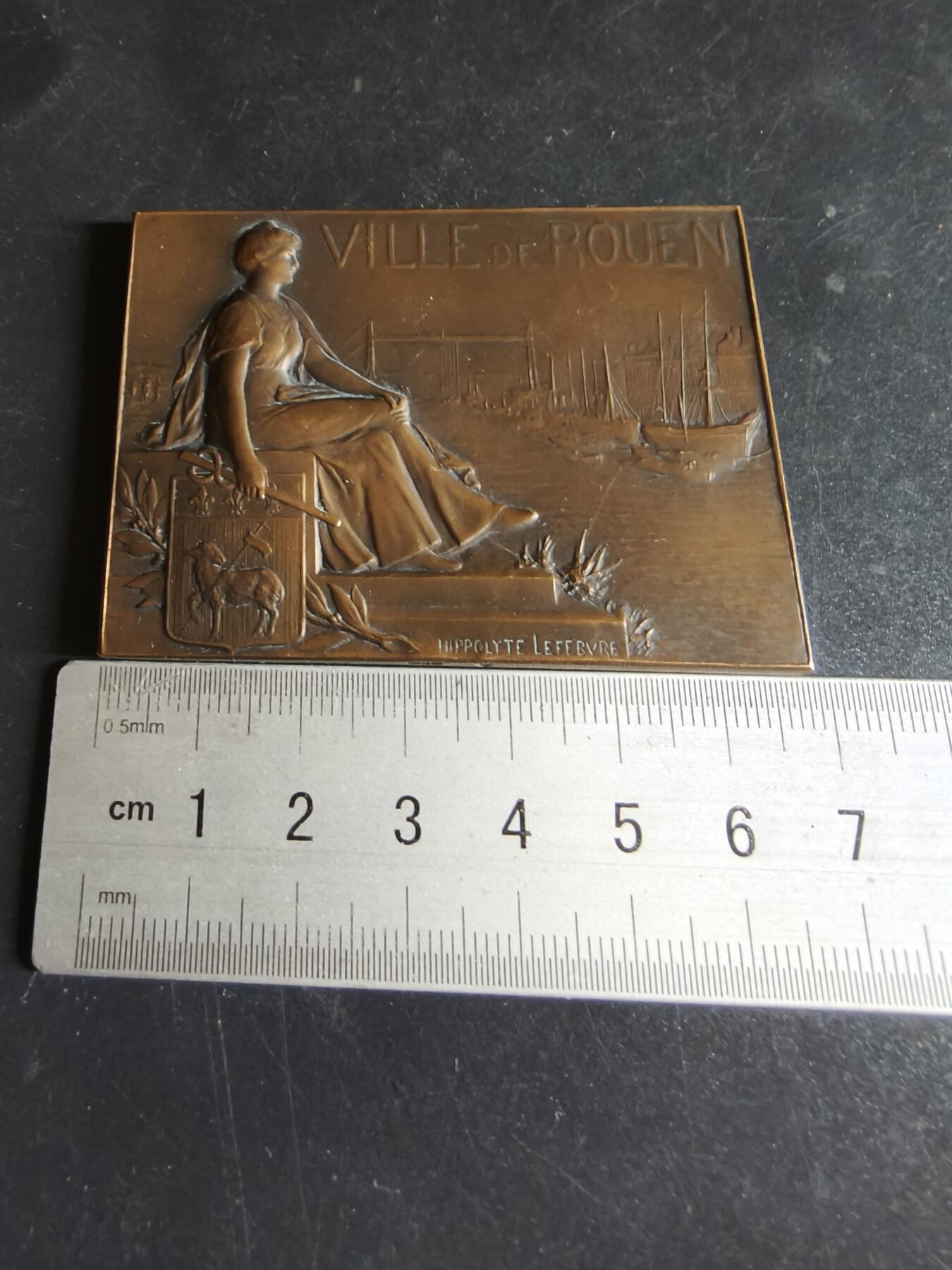 老王徽章第191期 法国鲁昂市方形大铜章     大师希波利特·勒菲弗尔作品      尺寸68×50mm     重量97.7g