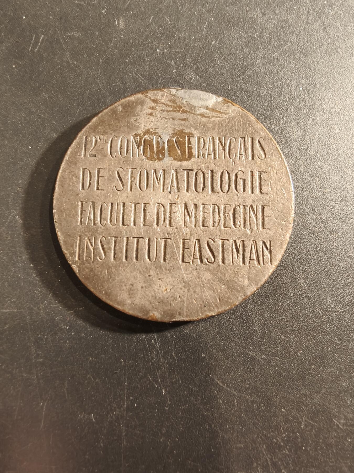 老王徽章第191期 1951年法国第12届口腔医学大会镀银大铜章       直径36mm     重量20g
