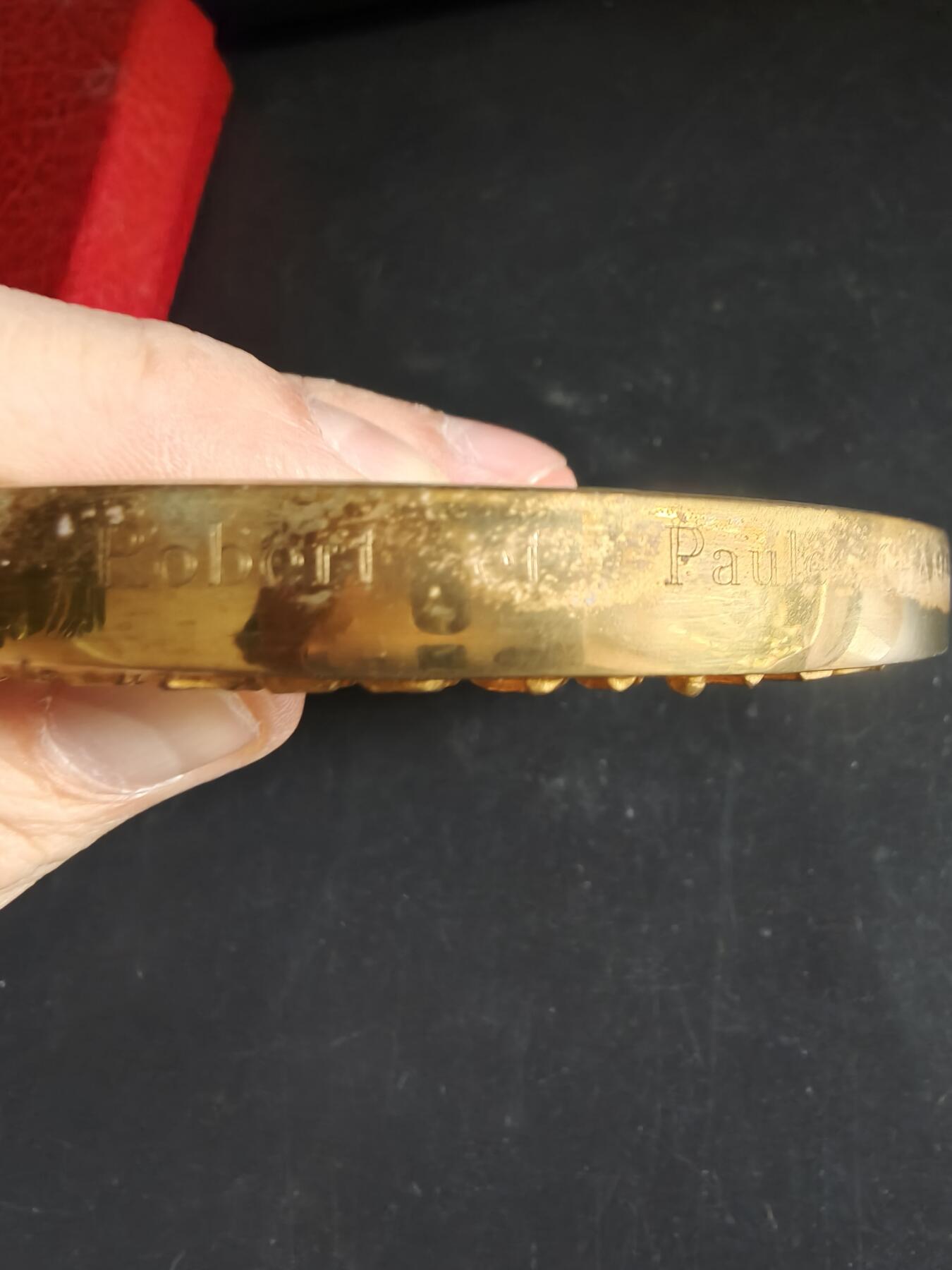 老王徽章第191期 法国勒克莱尔将军1944年解放巴黎镀金大铜章     原盒带证书     带边铭      青铜镀24k金      大师阿尔贝·德·耶格尔作品       勒克莱尔是二战自由法国的传奇将领，戴高乐最信任的将领之一，1944年率领法国第2装甲师率先攻入巴黎，迫使德军投降，终结了巴黎4年的纳粹占领，被尊为“巴黎解放者”        直径11cm       重量677.8g