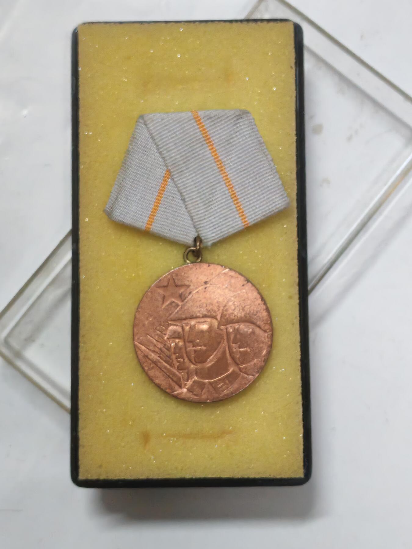 韵星假日军品类拍卖第51期  -- Rimey Holidays Militaria Auction 51 民主德国铜级战斗友谊奖章带原盒 高级奖章