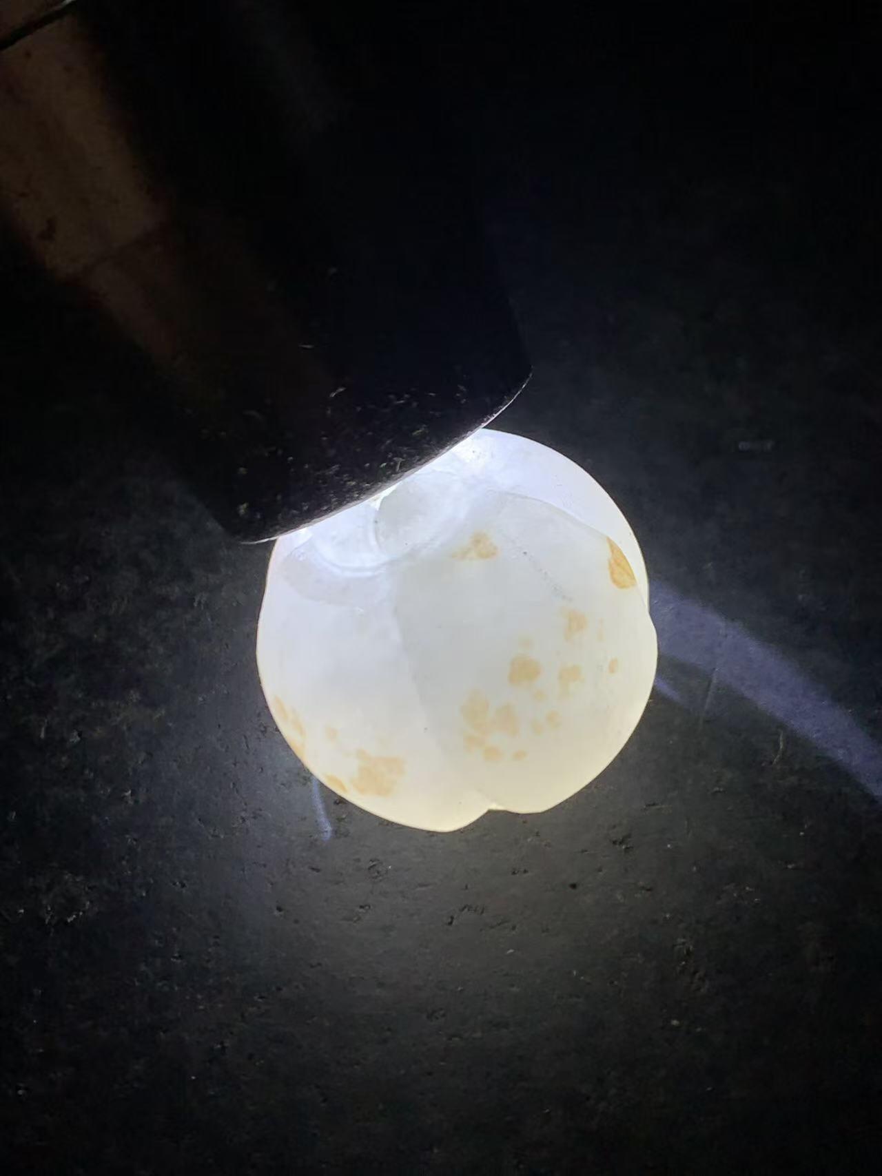 精美亚光冰飘战国红玛瑙手工雕刻四棱南瓜灯笼珠一颗！