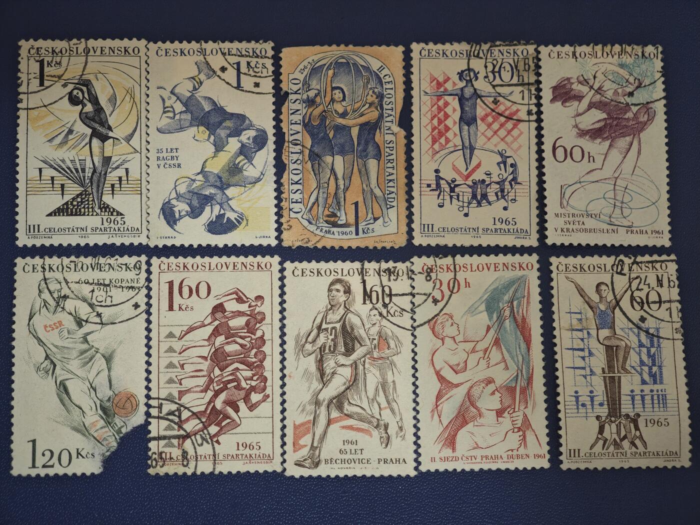 橙子收藏第七期 一组捷克斯洛伐克（ČESKOSLOVENSKO）在1960-1965年间发行的体育主题雕刻版信销邮票，核心围绕斯巴达克斯全国运动会（Spartakiáda，也译“斯巴达克运动会”），同时包含多项体育纪念题材，是冷战时期东欧社会主义国家体育邮票的经典代表