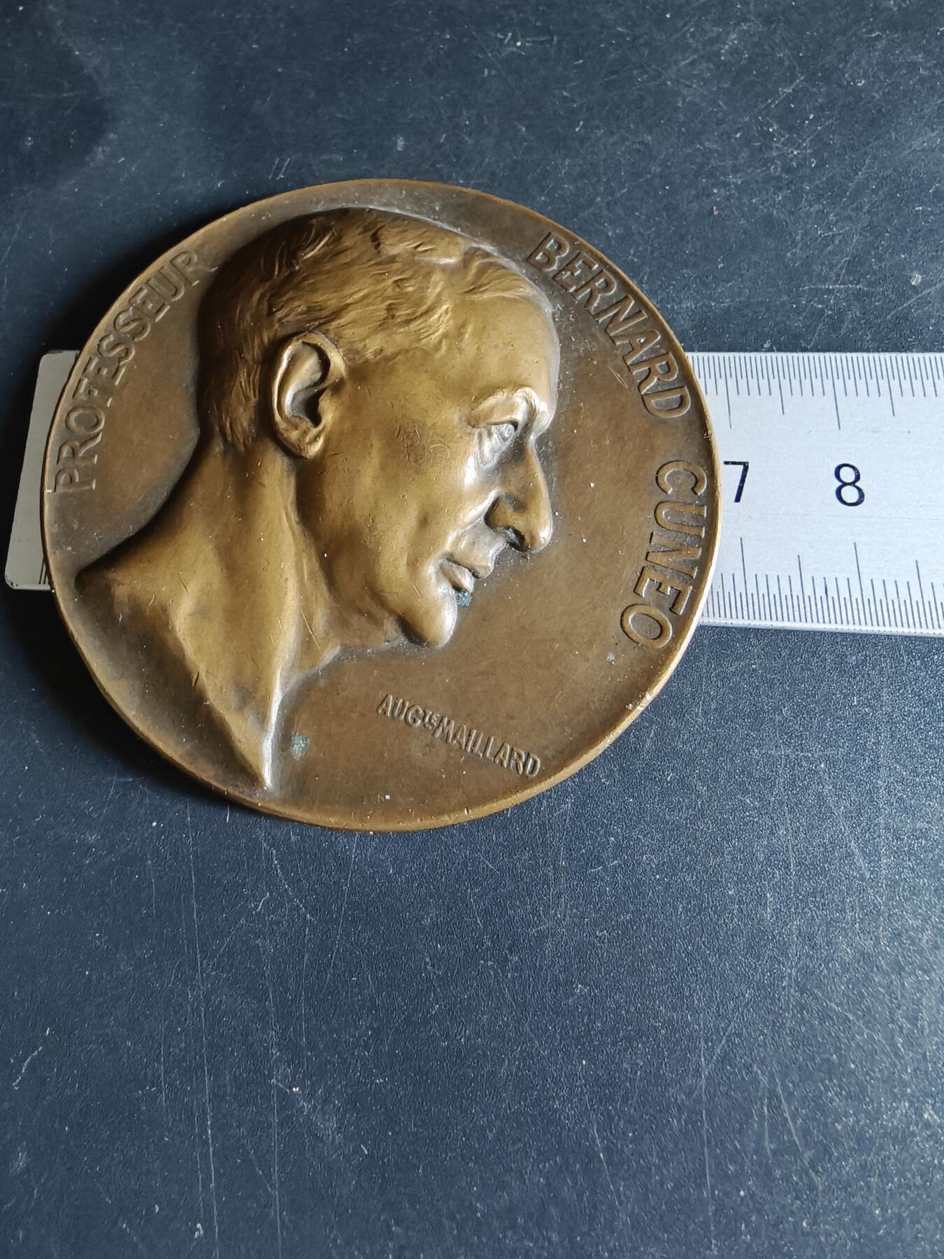 老王徽章第191期 法国著名医学教授奥古斯特·马亚尔大铜章     高浮雕     直径68mm    重量140g