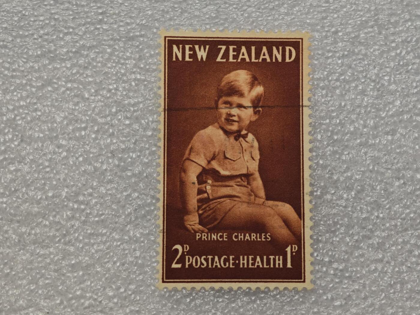  【淘币小摊】限时拍第八百九十一拍  外国老邮票 印花税票 火花纸品场    每周一统一发货 新西兰1952年王室查尔斯王子邮票