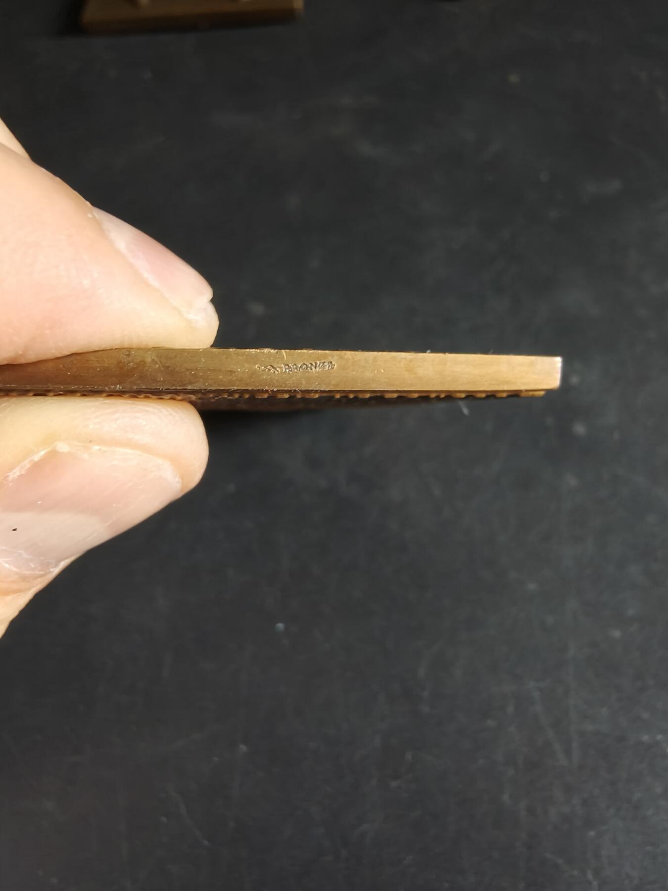 老王徽章第191期 法国抵抗组织成员皮埃尔·洛兰巴黎解放日殉难方形大铜章      皮埃尔·洛兰是法国抵抗组织成员，在1944年巴黎解放日于雷诺公司工厂升旗法国国旗时殉难      背面为雷诺工厂造型       大师马塞尔·德朗努瓦作品      尺寸45×60mm     重量91.7g 