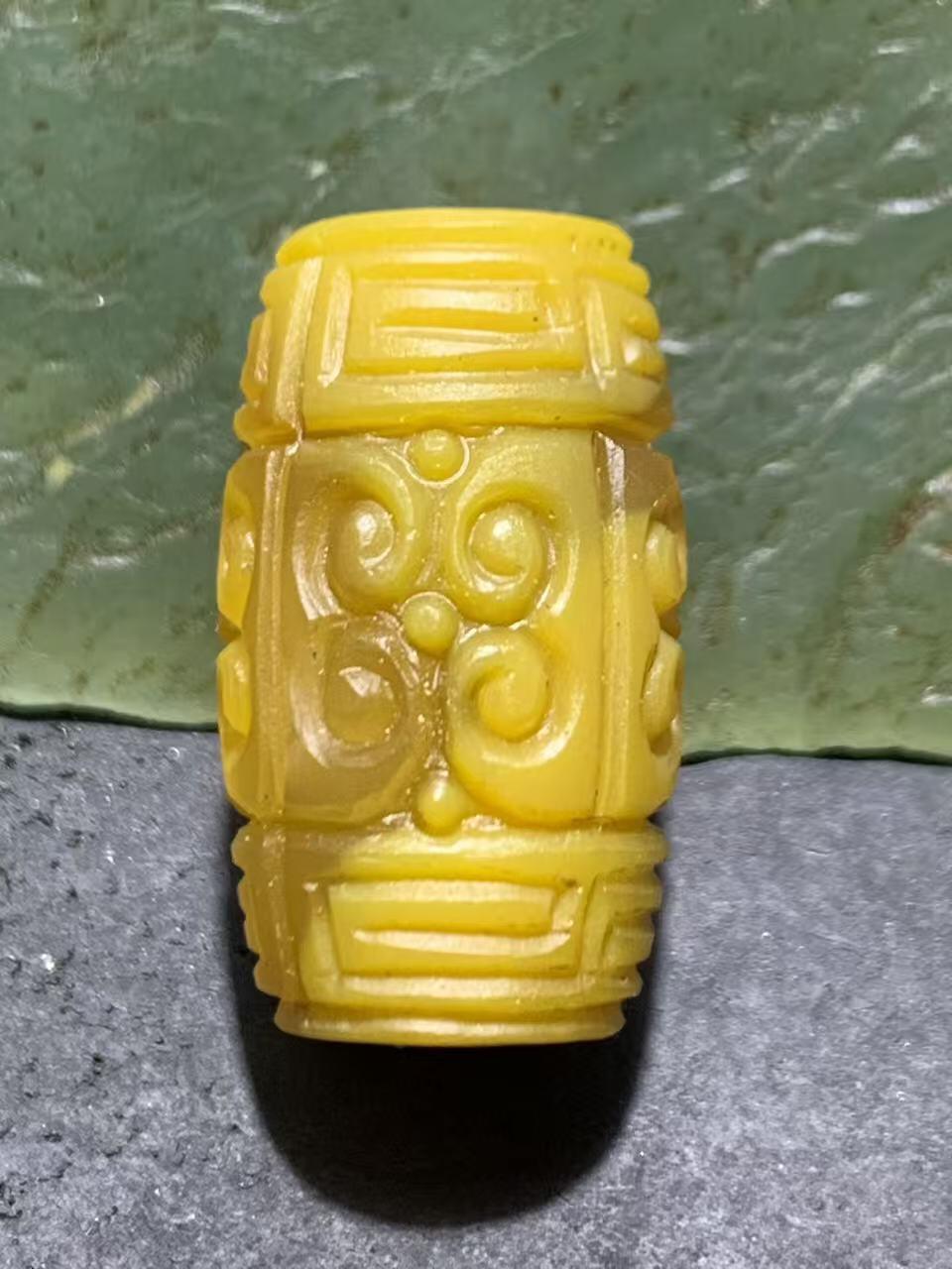 精美高润度冻料鸡油黄战国红玛瑙手工雕刻回纹桶珠一颗，