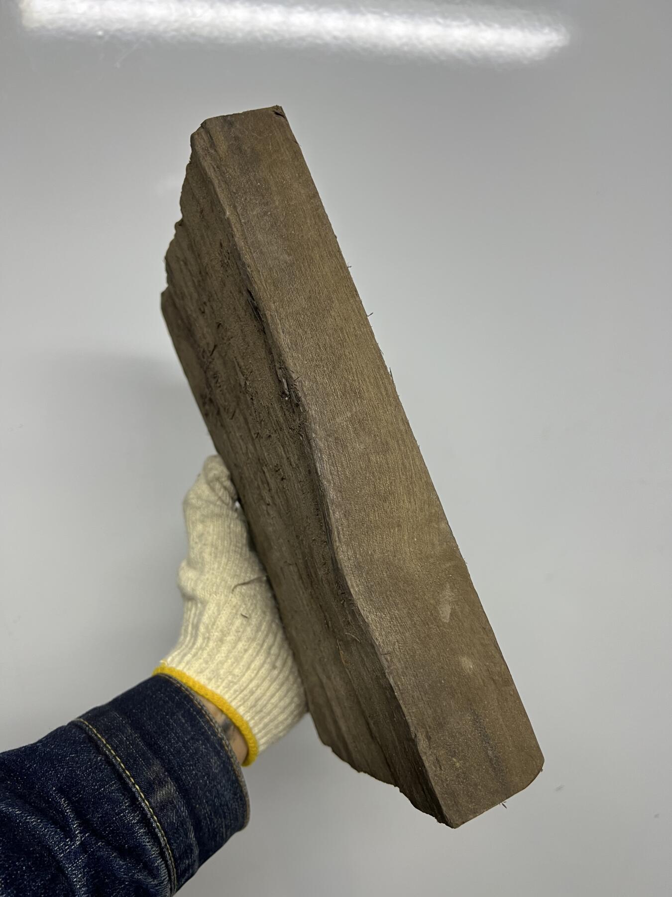 零元拍：NO.1-1金丝楠阴沉料，干泡台做牌子，无需打磨就已经金光闪闪。满金丝药香，尺寸约：25/15.5/3.6CM。