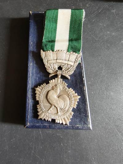 老王徽章第191期 - 法国银级地方嘉奖奖章     带纸盒     螃蟹银标     20.8g