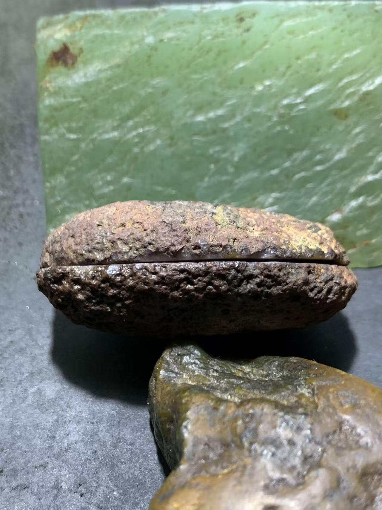 精美亚光原皮冰飘紫罗兰战国红玛瑙对切原石摆件一对，