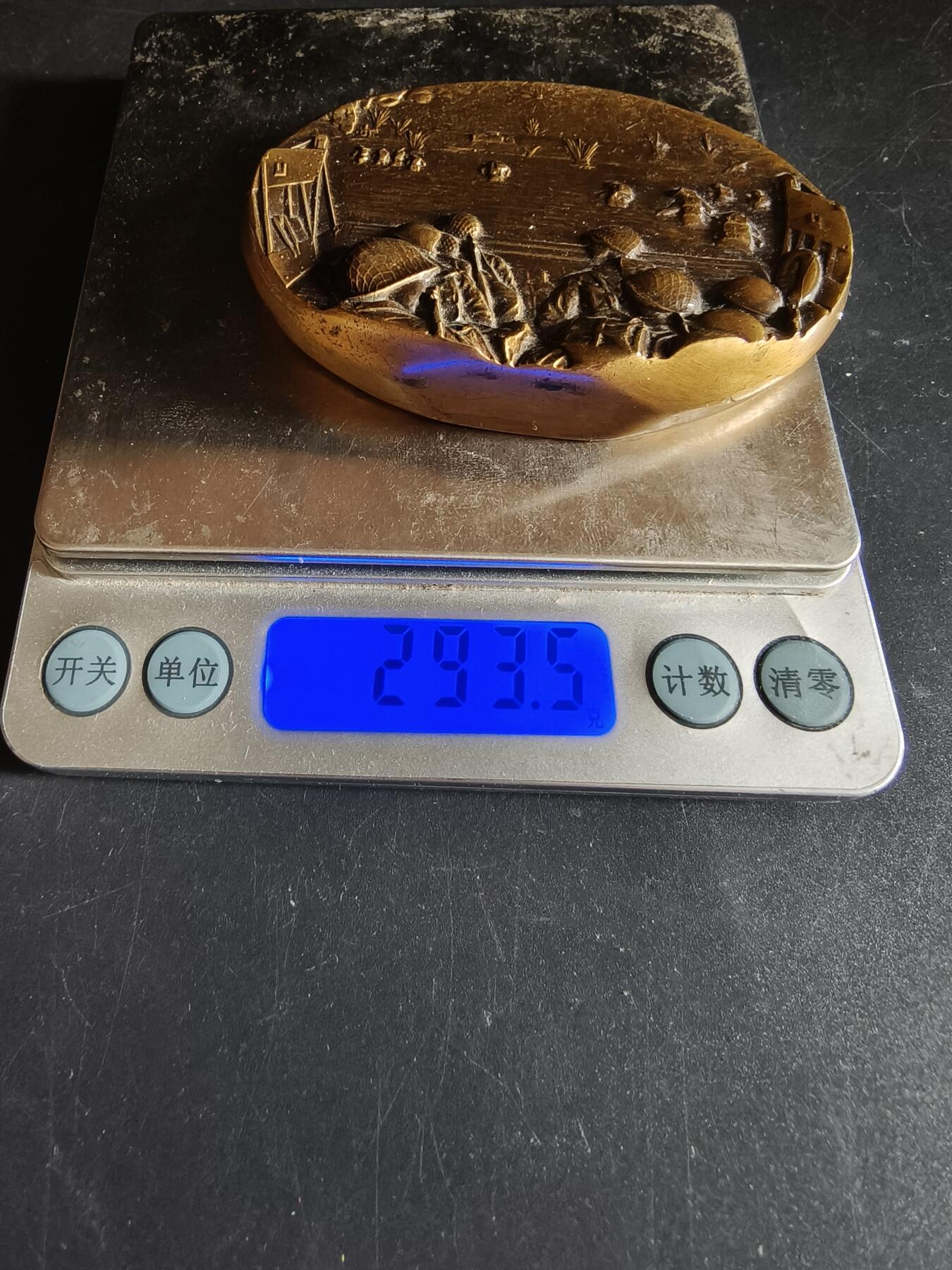 老王徽章第191期 法国诺曼底登陆纪念委员会异形大铜章     青铜材质    复刻了奥马哈海滩登陆场景     高浮雕      尺寸80×58mm     重量293.5g