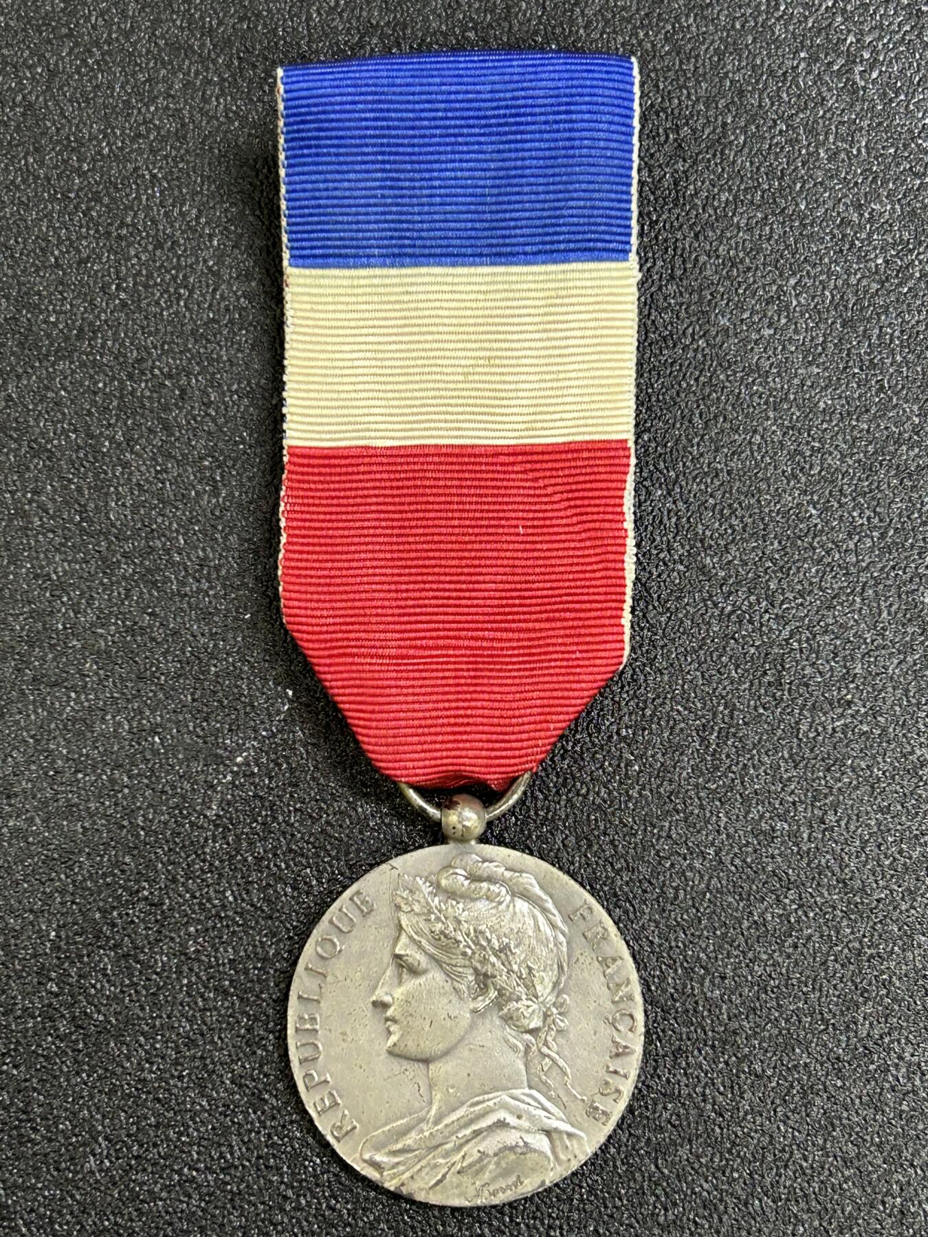 西秦中古拍卖第八十三期  法国劳工奖章 1986年实发 银制 有1字银标