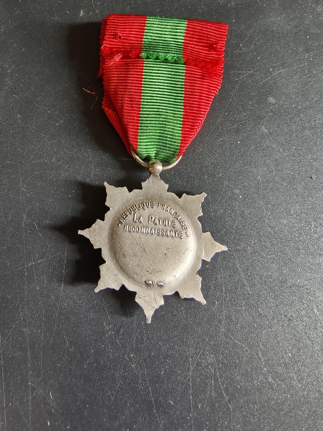 老王徽章第191期 法国银级军官级母亲奖章     925银材质     17.2g