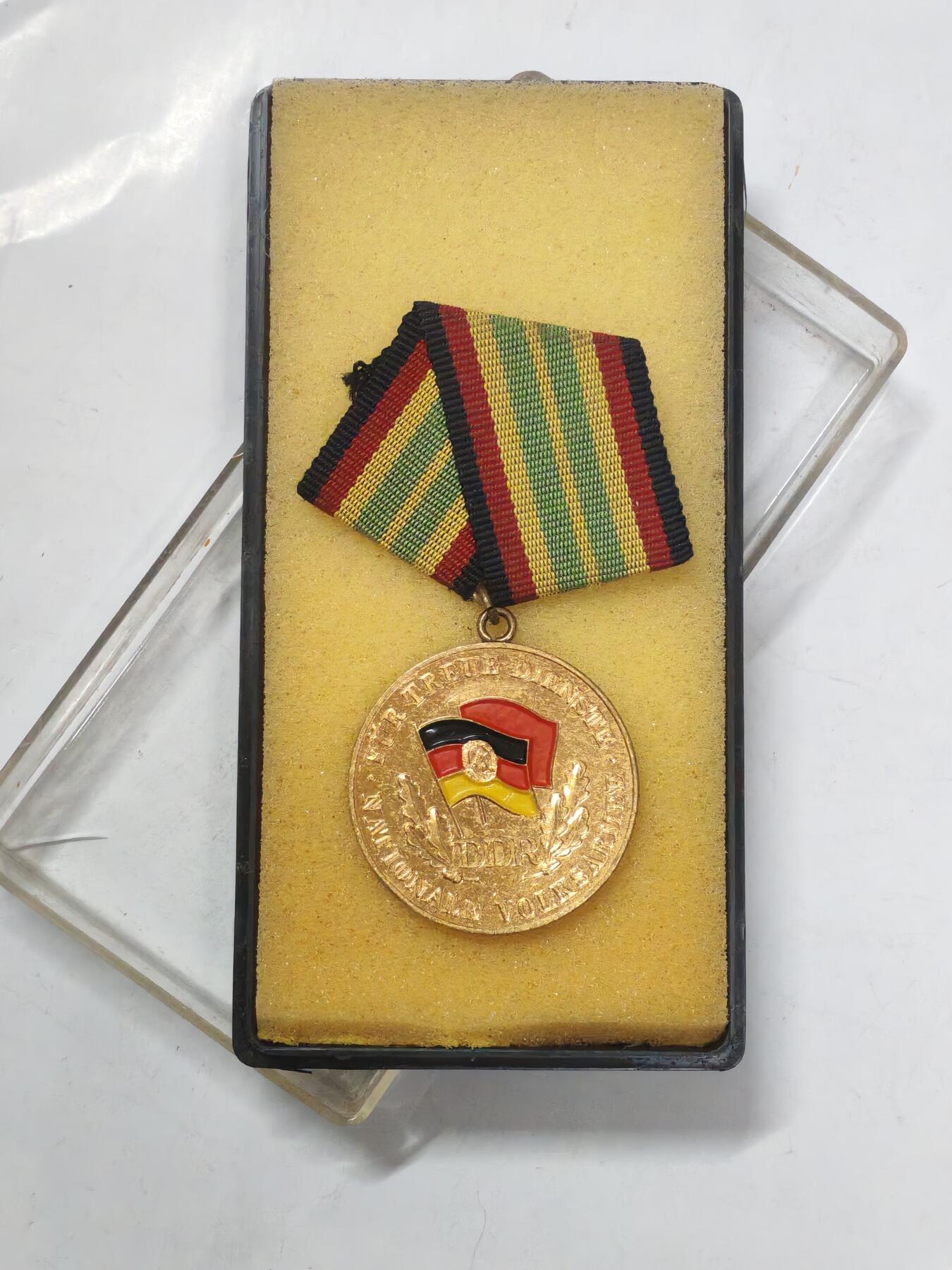 韵星假日军品类拍卖第51期  -- Rimey Holidays Militaria Auction 51 民主德国特级人民军忠诚服务奖章带原盒 高级人民军勋赏 最高级服务类