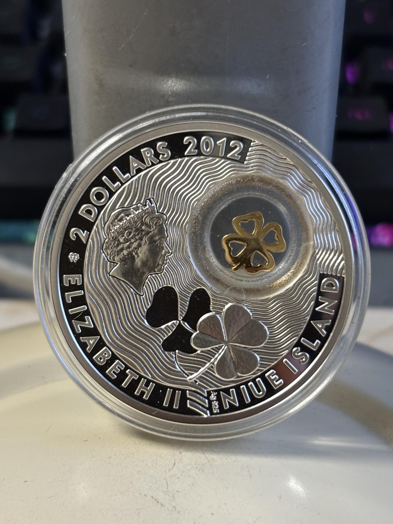 第196期拍卖 纽埃2012年 幸运钱币(2)四叶草纪念银币，925银，28.28克