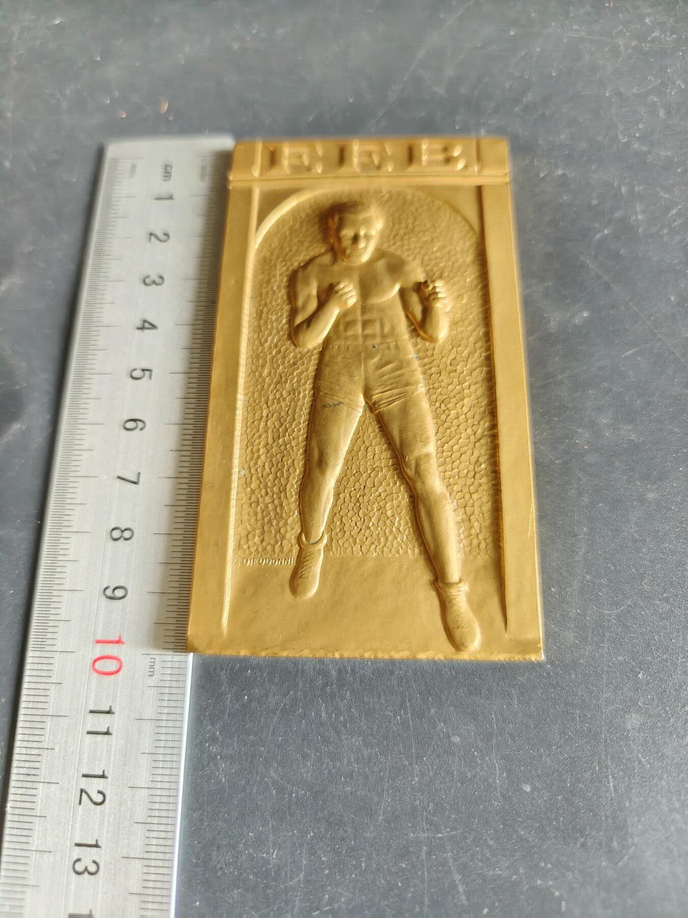 老王徽章第191期 法国拳击联合会1949年方形镀金大铜章    原盒    该章作者为以体育章牌雕刻闻名的大师安德烈·德鲁多内     尺寸56×100mm     重量258.8g