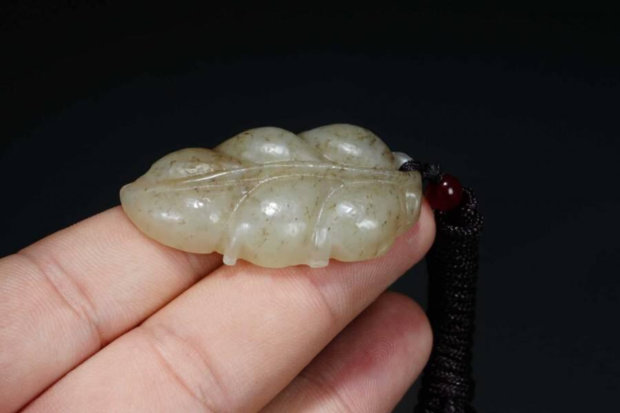 上海都达杂项专场六十六【全场包邮】 天然和田玉青花籽精雕《金枝玉叶》挂件 附鉴定证书66-142