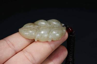 上海都达杂项专场103【全场包邮】  天然和田玉青花籽精雕《金枝玉叶》挂件 附鉴定证书66-142