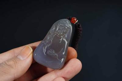 上海都达杂项专场七十二【全场包邮】 - 天然冰透玛瑙精雕《素衣观音》挂件68-137