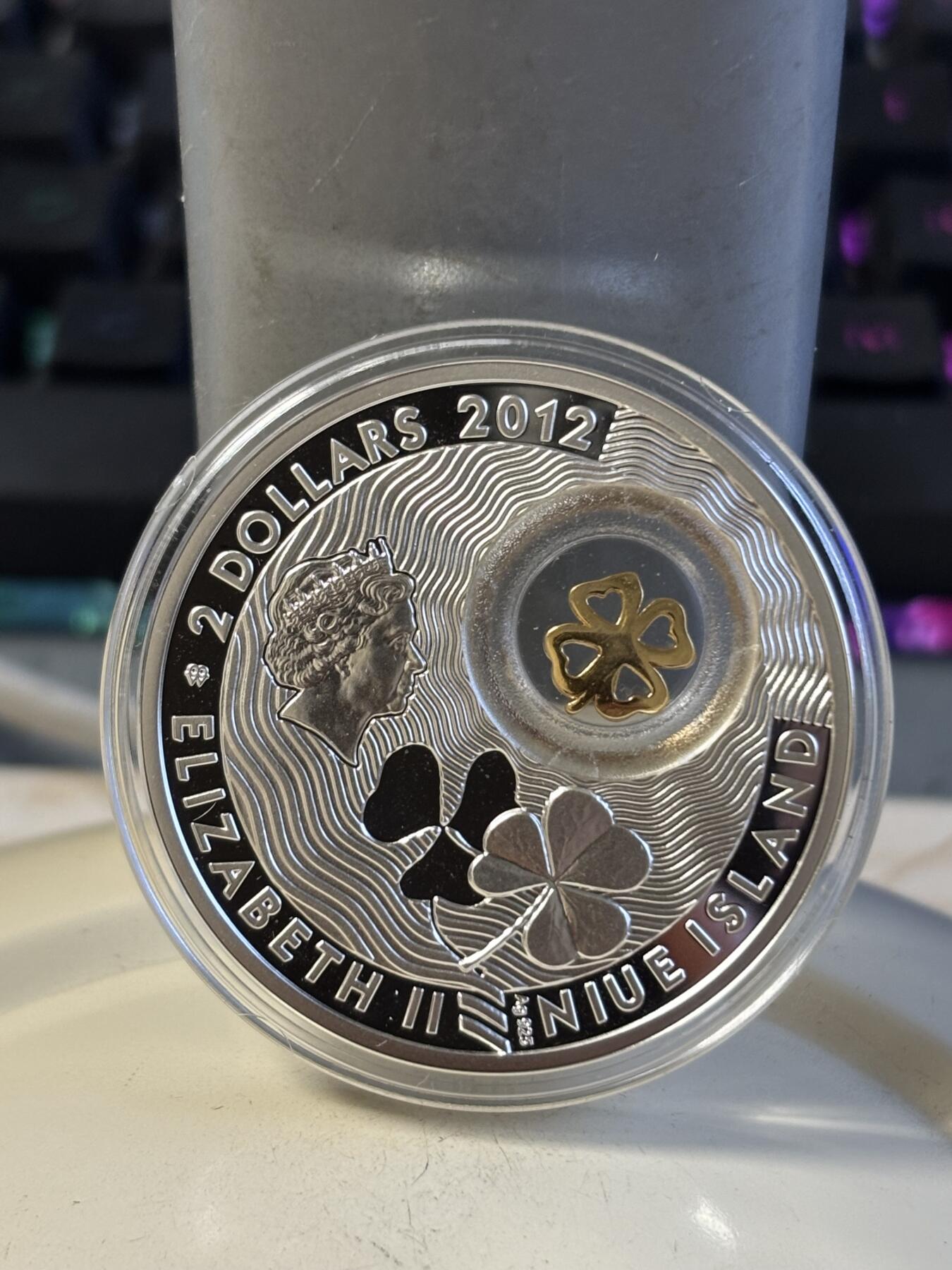 第196期拍卖 纽埃2012年 幸运钱币(2)四叶草纪念银币，925银，28.28克