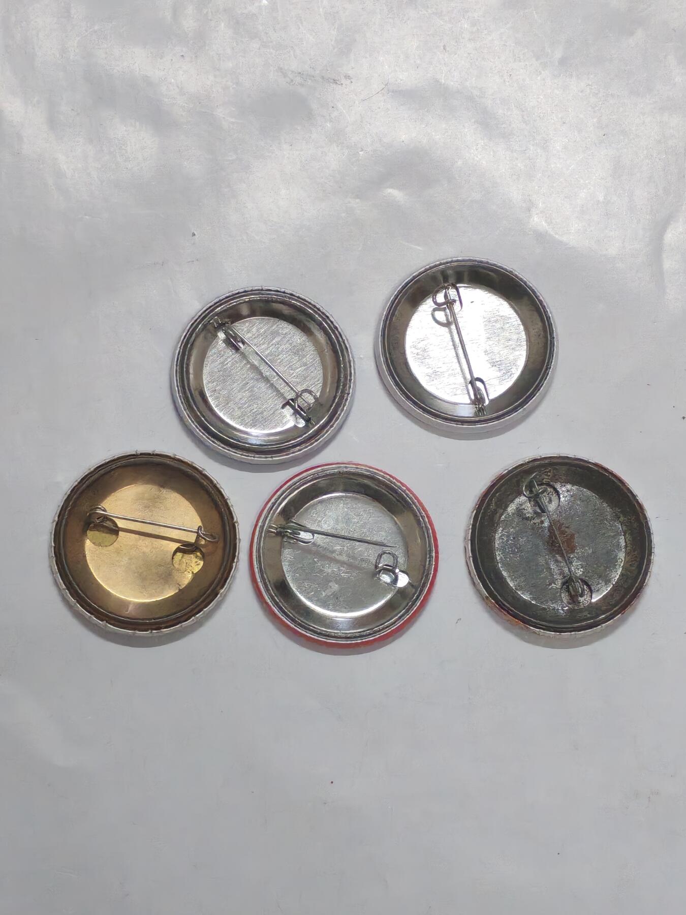 韵星假日军品类拍卖第51期  -- Rimey Holidays Militaria Auction 51 联邦德国政治党派90s宣传徽章一组