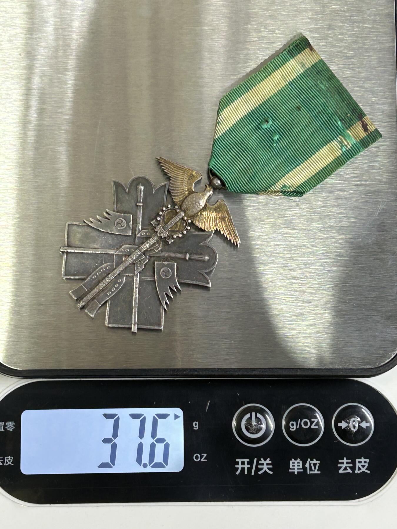 西秦中古拍卖第八十三期  不忘历史·抗战收藏 日本七等金鸟勋章 非常大一块银 银制