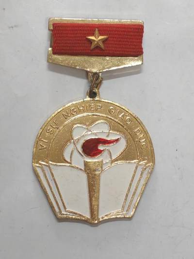 韵星假日军品类拍卖第51期  -- Rimey Holidays Militaria Auction 51 - 越南社会主义共和国为教育事业做出贡献奖章