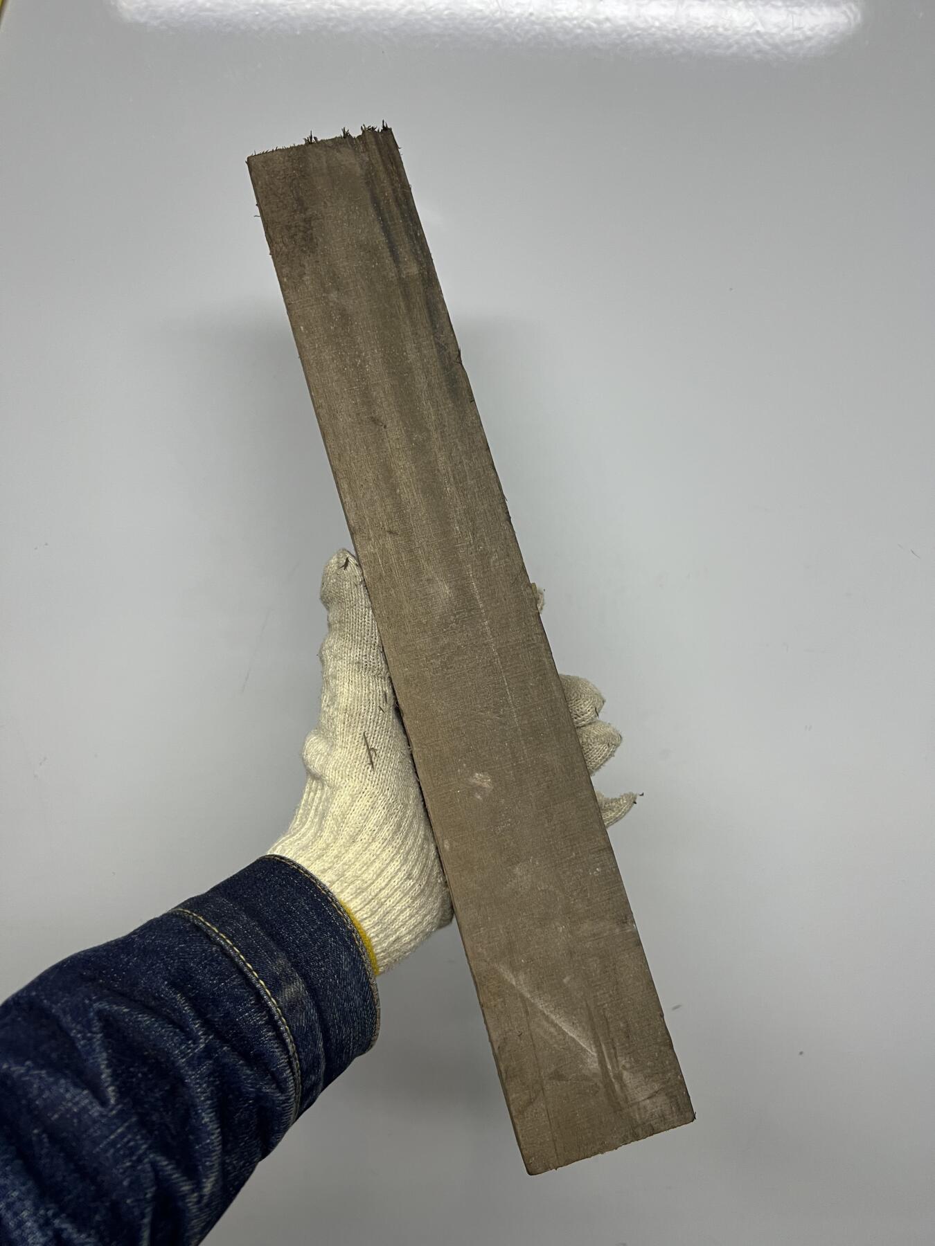 零元拍：NO.1-2金丝楠阴沉料，切镇尺做牌子，无需打磨就已经金光闪闪。切牌子，做镇尺。满金丝药香，尺寸约：42/6.5/3.5CM。