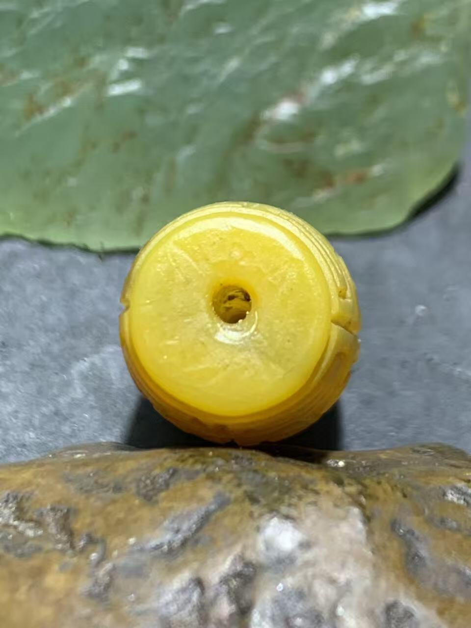 精美高润度冻料鸡油黄战国红玛瑙手工雕刻回纹桶珠一颗，