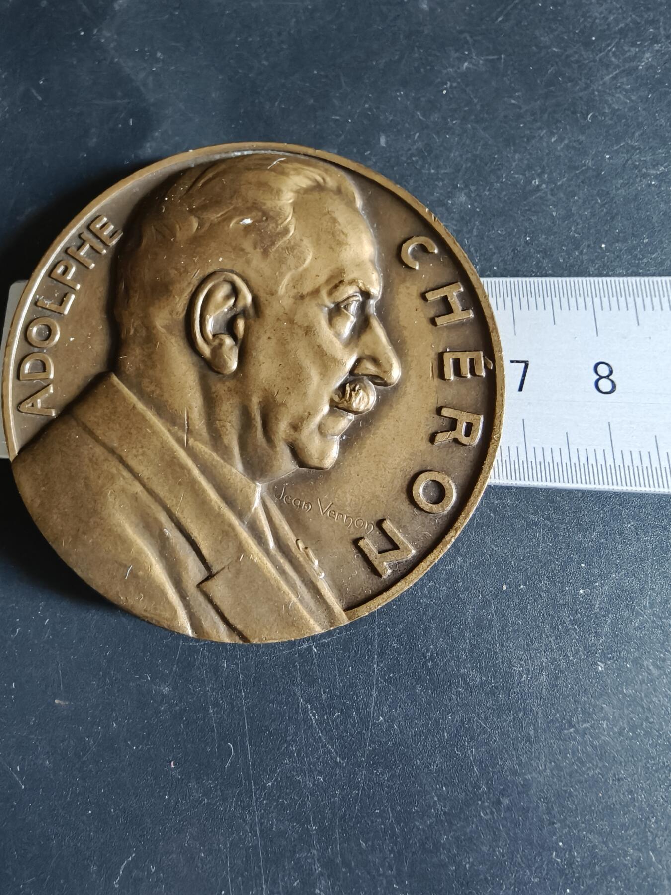 老王徽章第191期 法国体育教育协会暨军事预备服务联盟大铜章      大师让·维尔农作品      背面为胜利女神➕战士形象   正面为法国军事体育奠基人阿道夫·谢龙       直径68mm     重量154.9g