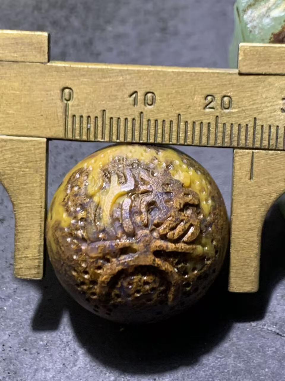 精美亚光风化纹冰飘草花纹战国红玛瑙手工雕刻珠一颗！