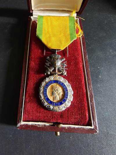 老王徽章第191期 - 法国军事奖章    三共时期    950银镀金珐琅    原盒皮盒    21g