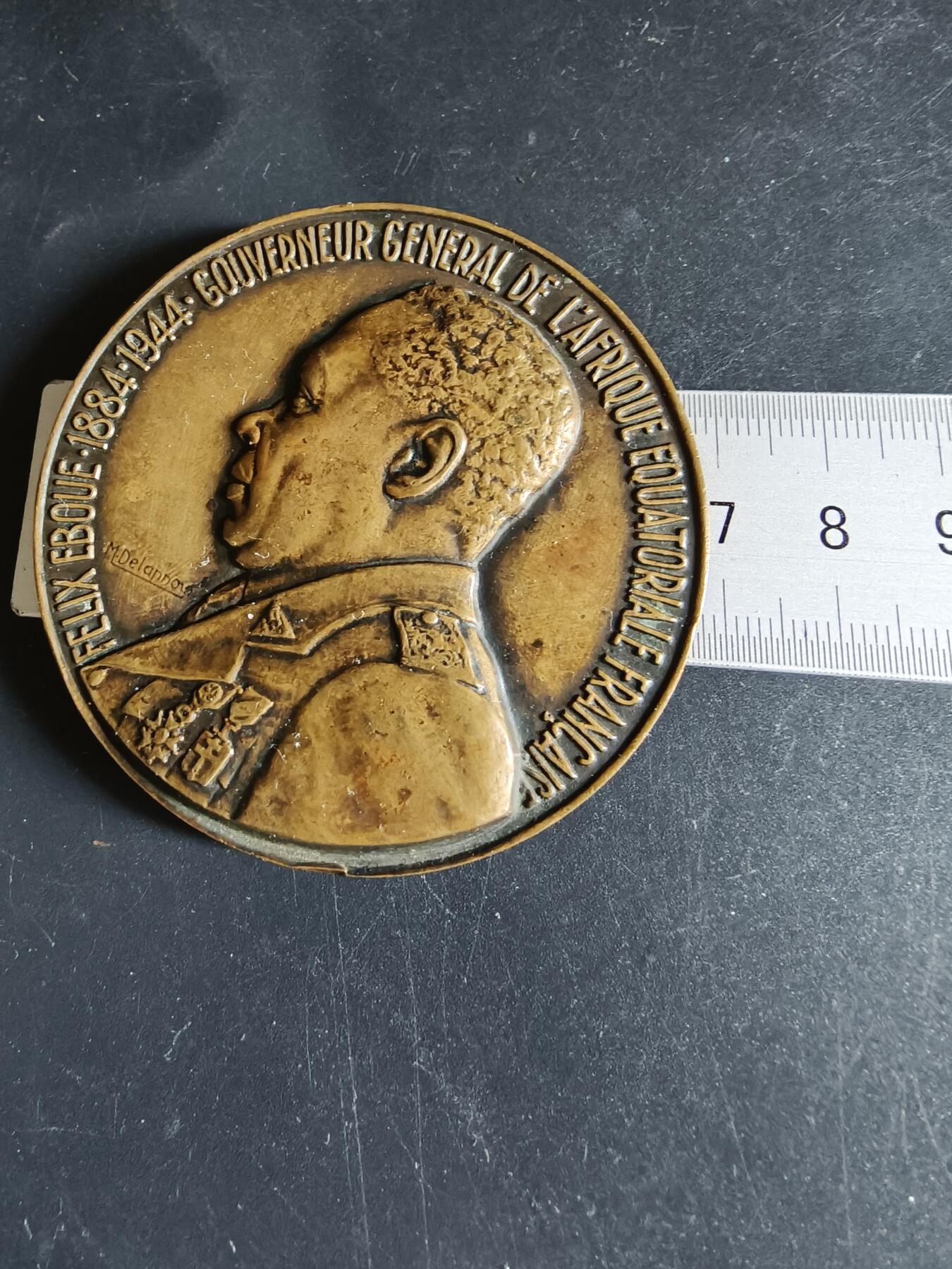 老王徽章第191期 法国1944年法属赤道非洲总督费利克斯·埃布埃大铜章       埃布埃总督在戴高乐将军宣布自由法国成立后首先响应加入了自由法国阵营，让戴高乐将军获得了非洲的军队，资源与战略纵深       大师马塞尔·德朗努瓦作品       直径68mm     重量160.5g