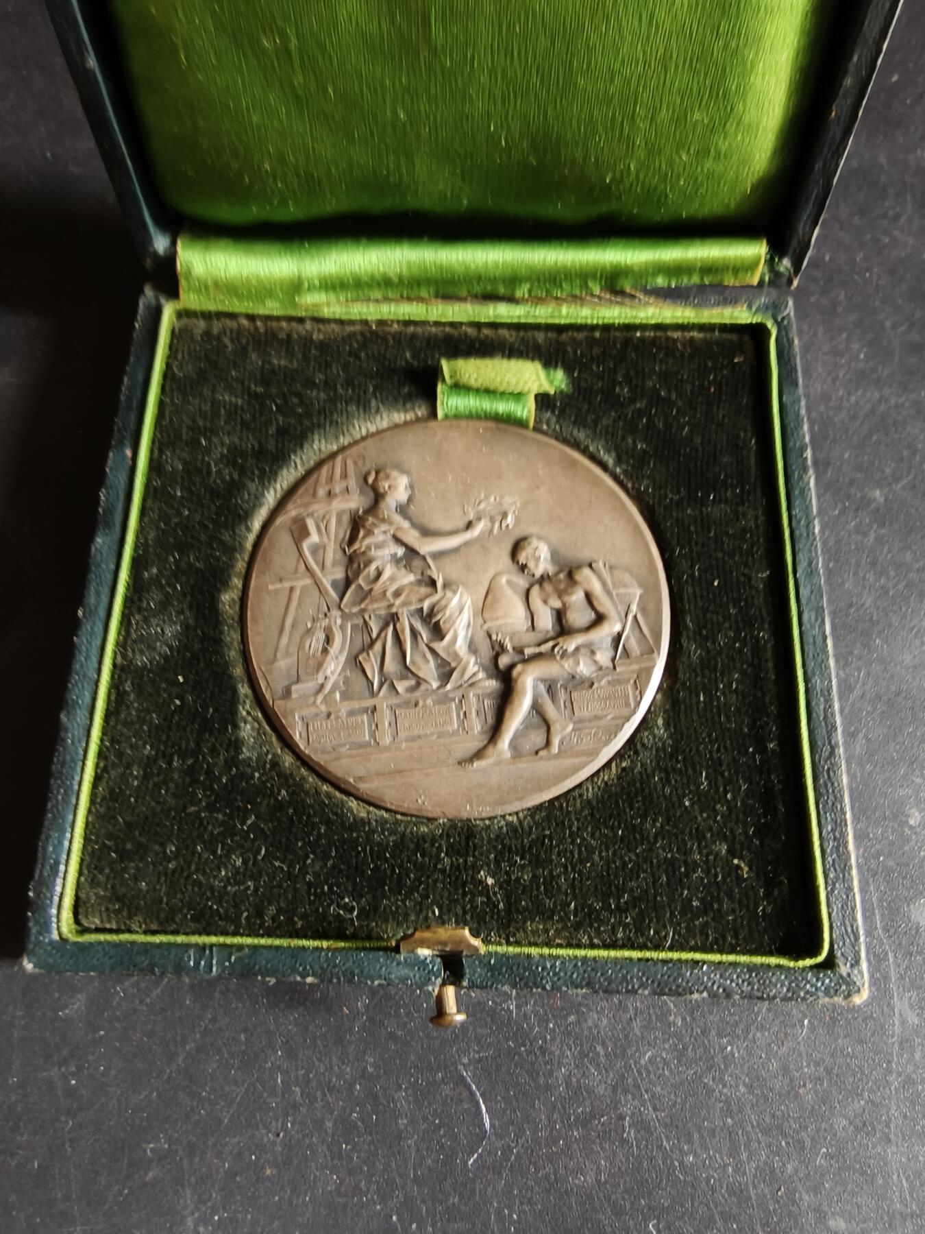 老王徽章第191期 法国1922年工商雇员工会镀银大铜章     大师里维特作品    新古典主义风格的知识/学术女神向劳动者授予月桂枝      原盒      直径42mm    重量36g 