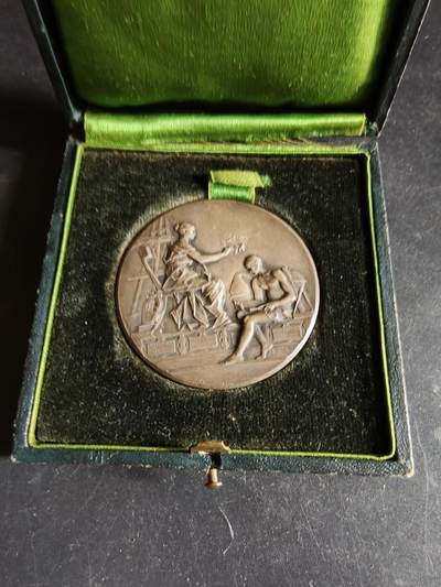 老王徽章第191期 - 法国1922年工商雇员工会镀银大铜章     大师里维特作品    新古典主义风格的知识/学术女神向劳动者授予月桂枝      原盒      直径42mm    重量36g 